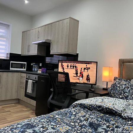 Mia Residence - Entire Studio Apartment - City View - London - Next To Ealing Broadway Station المظهر الخارجي الصورة