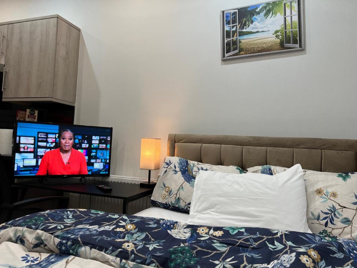 Mia Residence - Entire Studio Apartment - City View - London - Next To Ealing Broadway Station المظهر الخارجي الصورة