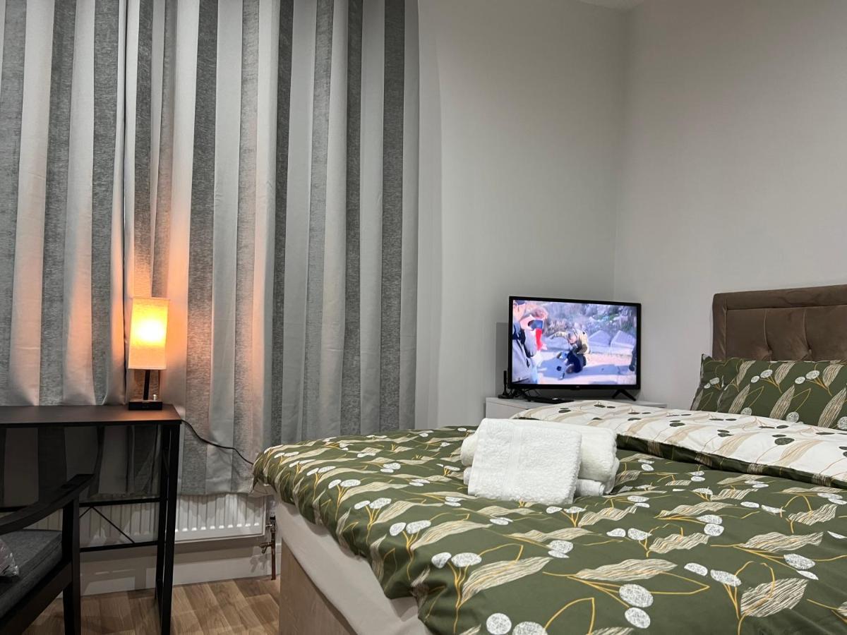 Mia Residence - Entire Studio Apartment - City View - London - Next To Ealing Broadway Station المظهر الخارجي الصورة