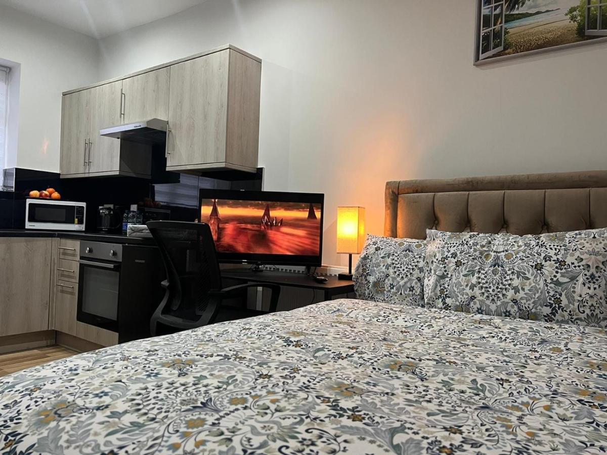 Mia Residence - Entire Studio Apartment - City View - London - Next To Ealing Broadway Station المظهر الخارجي الصورة