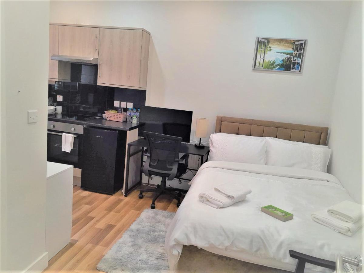 Mia Residence - Entire Studio Apartment - City View - London - Next To Ealing Broadway Station المظهر الخارجي الصورة