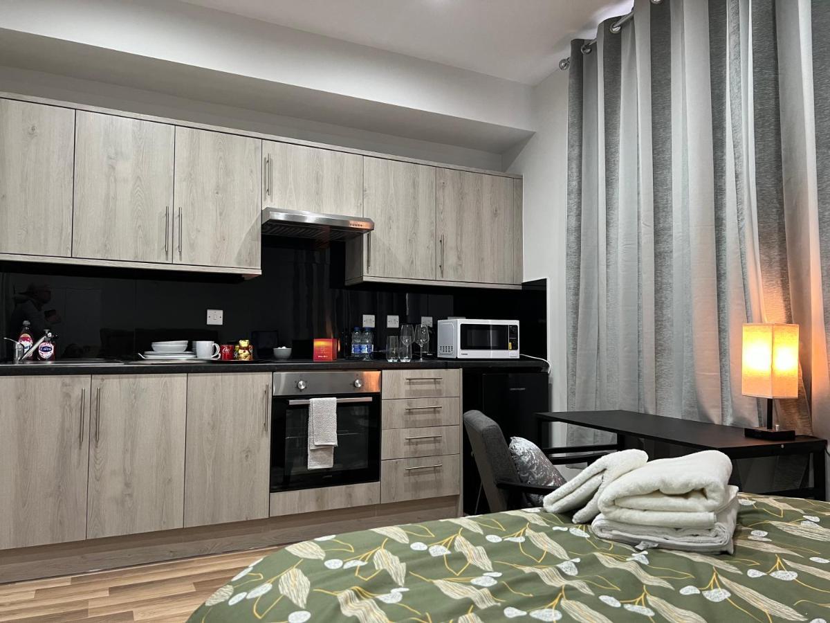 Mia Residence - Entire Studio Apartment - City View - London - Next To Ealing Broadway Station المظهر الخارجي الصورة