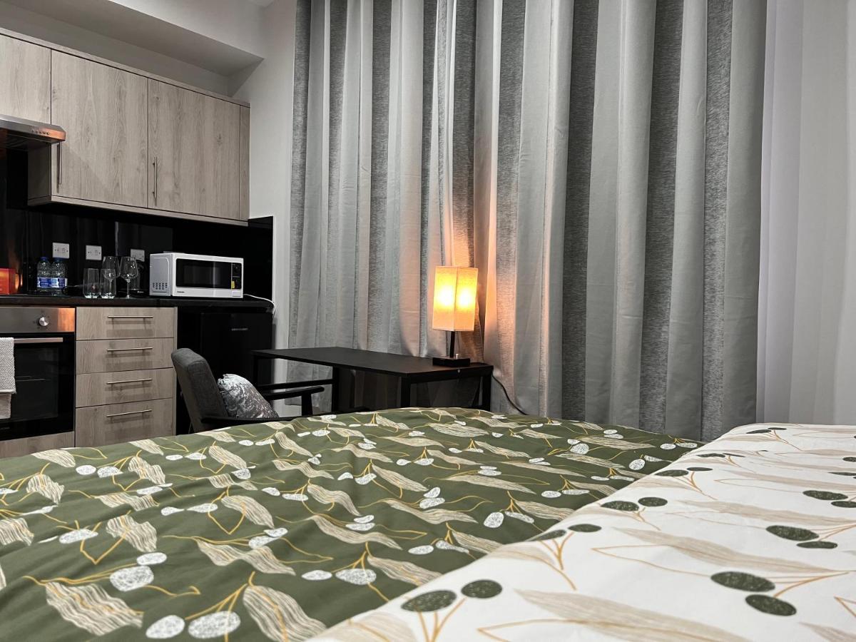Mia Residence - Entire Studio Apartment - City View - London - Next To Ealing Broadway Station المظهر الخارجي الصورة