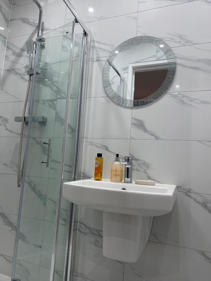 Mia Residence - Entire Studio Apartment - City View - London - Next To Ealing Broadway Station المظهر الخارجي الصورة