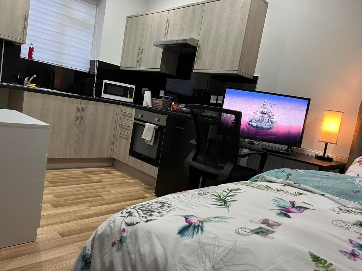 Mia Residence - Entire Studio Apartment - City View - London - Next To Ealing Broadway Station المظهر الخارجي الصورة