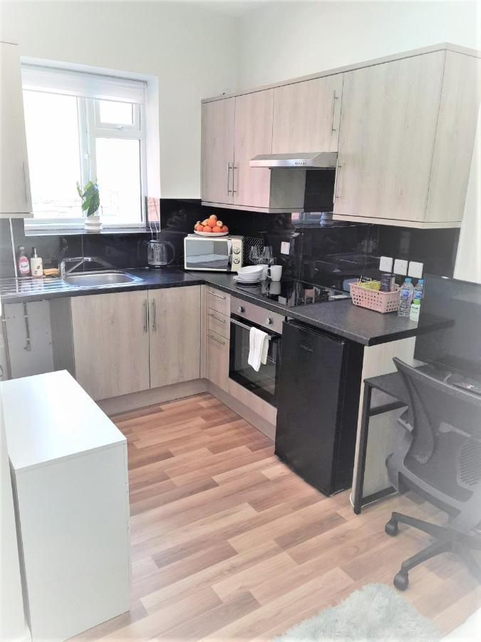 Mia Residence - Entire Studio Apartment - City View - London - Next To Ealing Broadway Station المظهر الخارجي الصورة