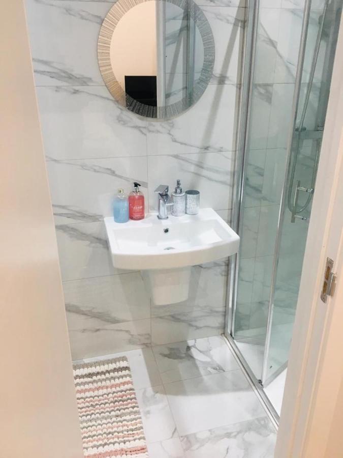 Mia Residence - Entire Studio Apartment - City View - London - Next To Ealing Broadway Station المظهر الخارجي الصورة