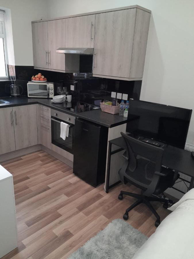 Mia Residence - Entire Studio Apartment - City View - London - Next To Ealing Broadway Station المظهر الخارجي الصورة
